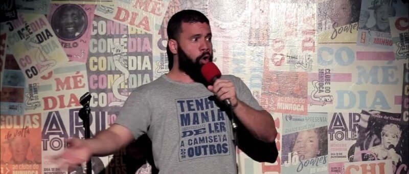 Pessoas falando de forma divertida sobre ser um LGBTQ+, Junior Chíco