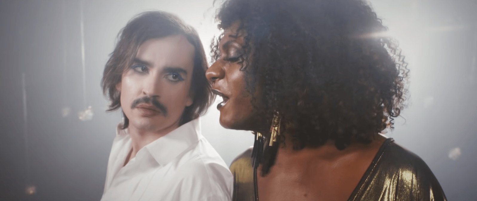 10 covers inesquecíveis, para embalar o dia com a música “Flutua” de Johnny Hooker + Liniker